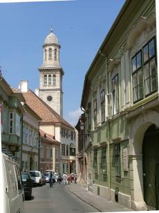 Sopron, Templom utca, a toronnyal, és a két parókiával