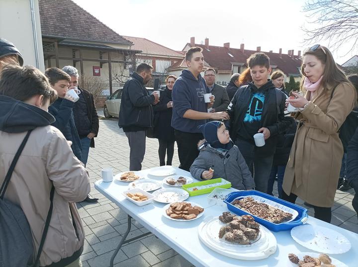 Tea és sütemény egy közösségben
