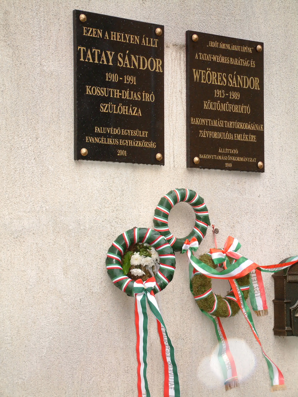 Emléktáblák a parókia falán