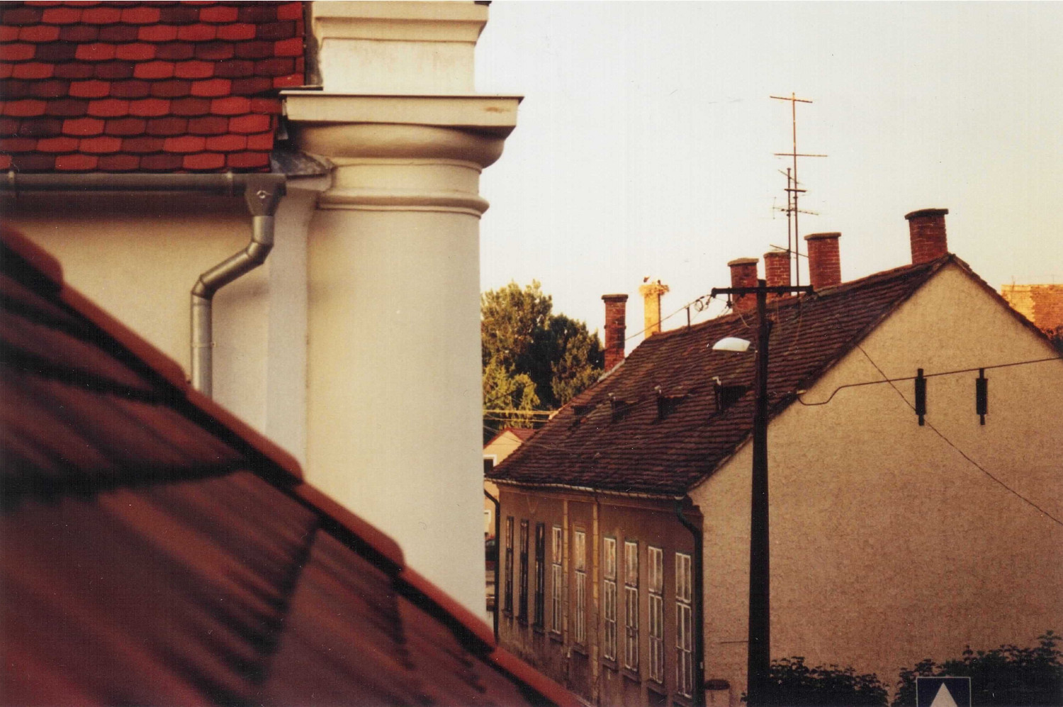 Sárvár, régi iskola a tetők felett