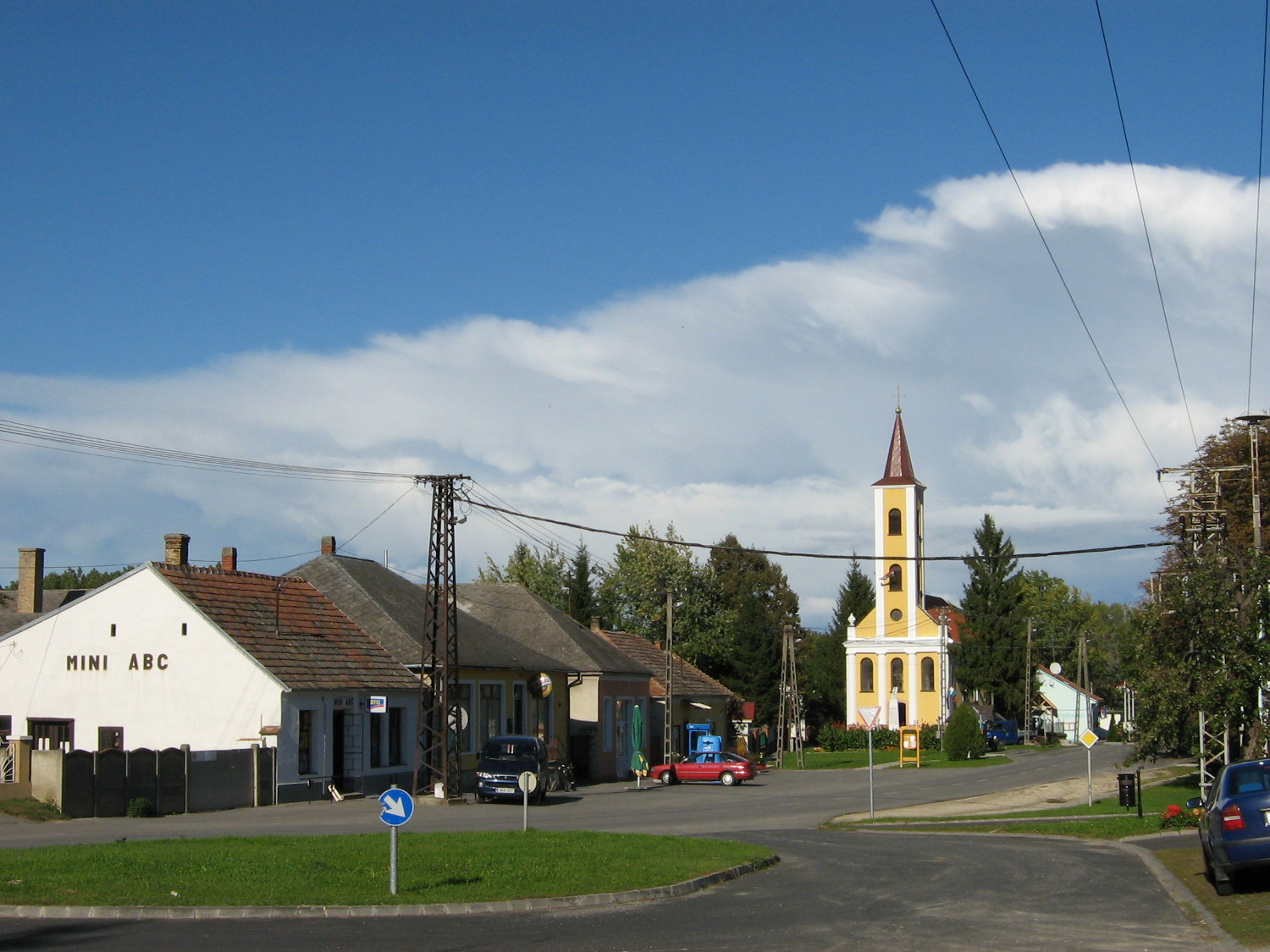 Bakonytamási, falukép a templommal