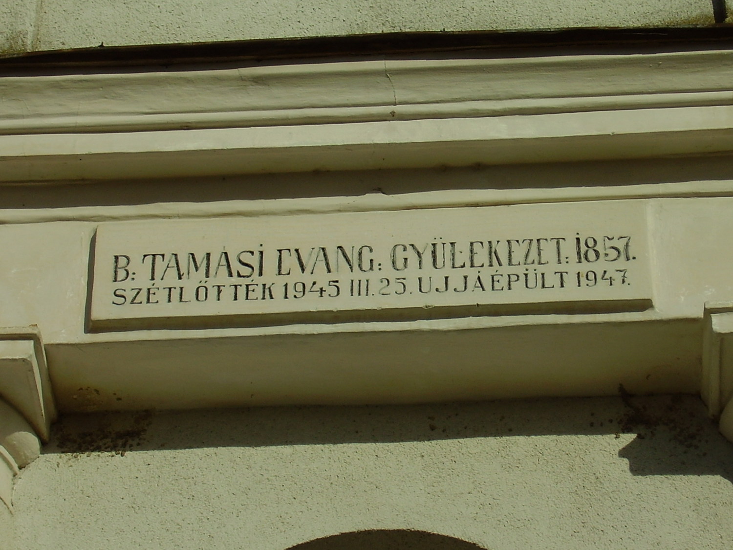 Bakonytamási, felirat a templom homlokzatán