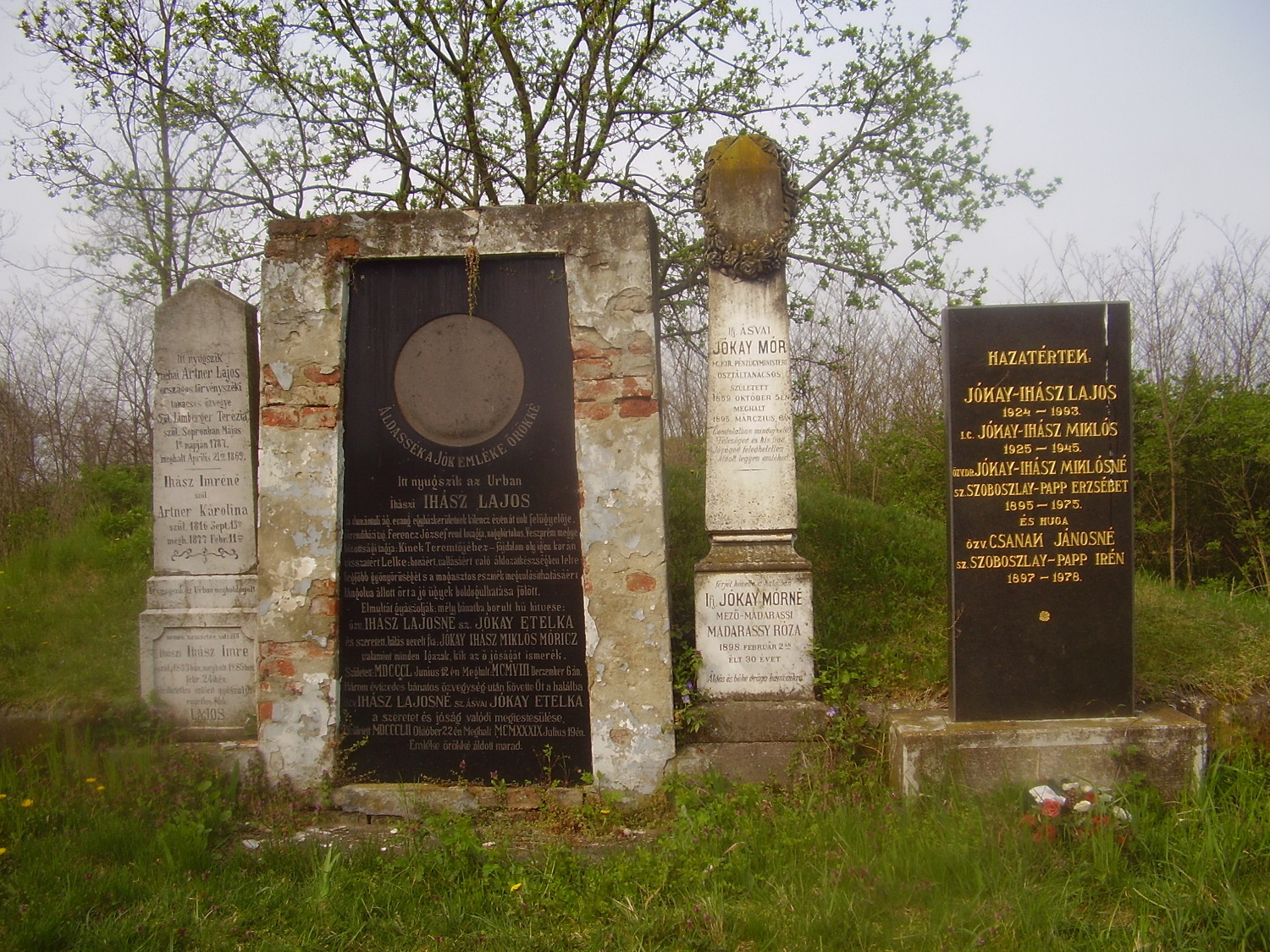 Bakonytamási, Ihász sírok