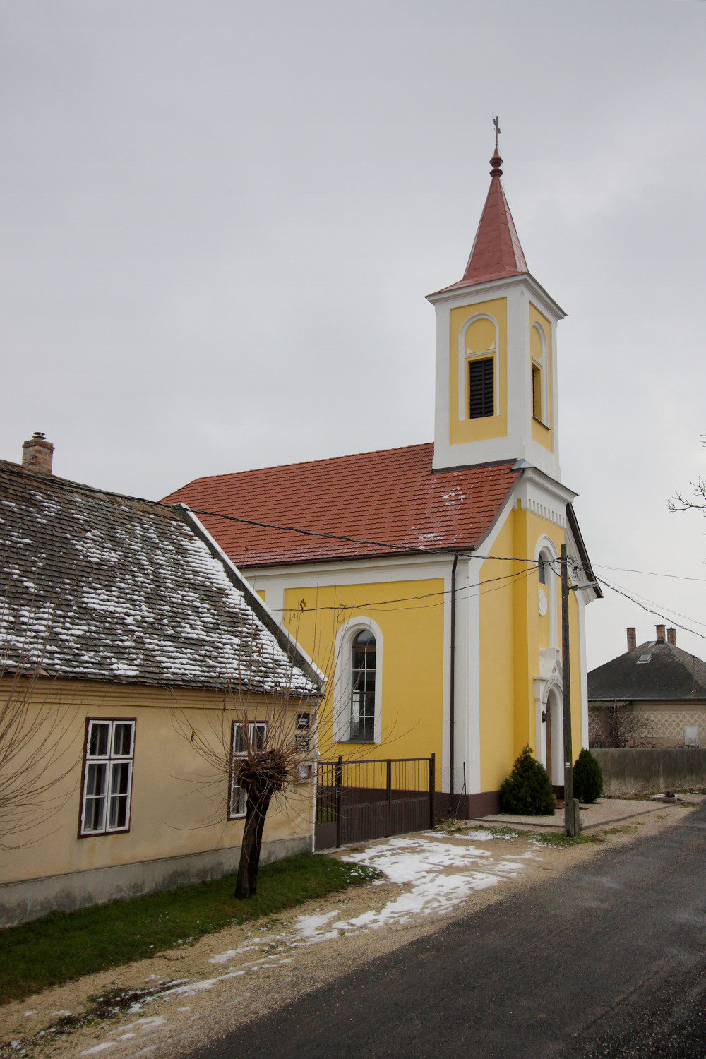 Csákvár, parókia és templom