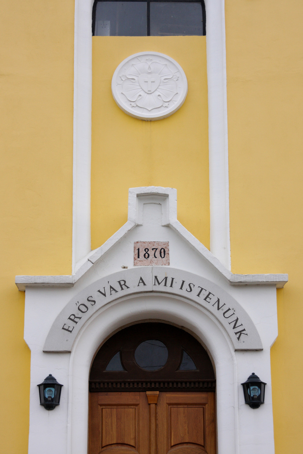 Csákvár, templom bejárata és felette Luther-rózsa