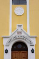 Csákvár, templom bejárata és felette Luther-rózsa
