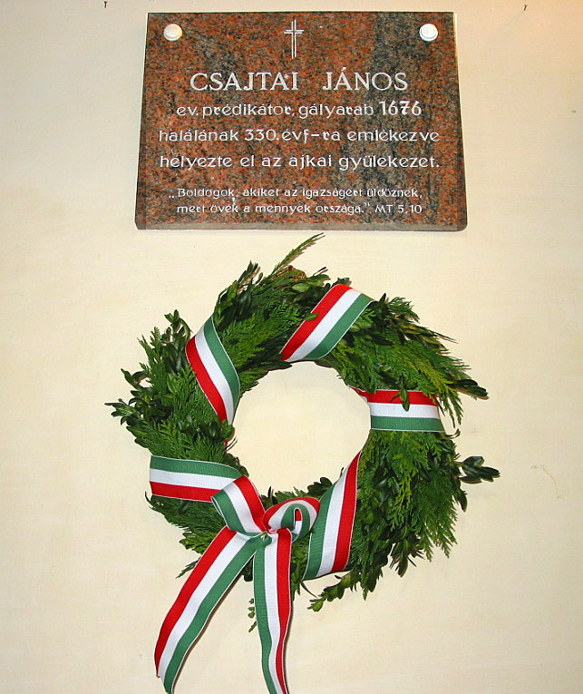 Emléktábla a templom falán