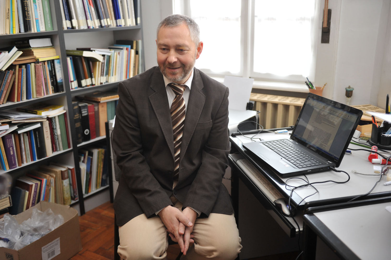 Lelkész az irodában, 2011