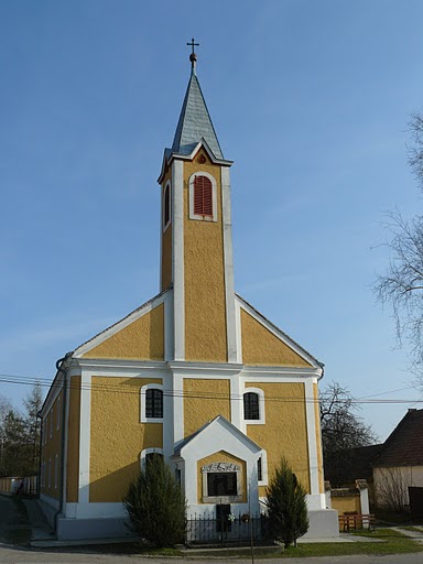 Kajárpéc, templom