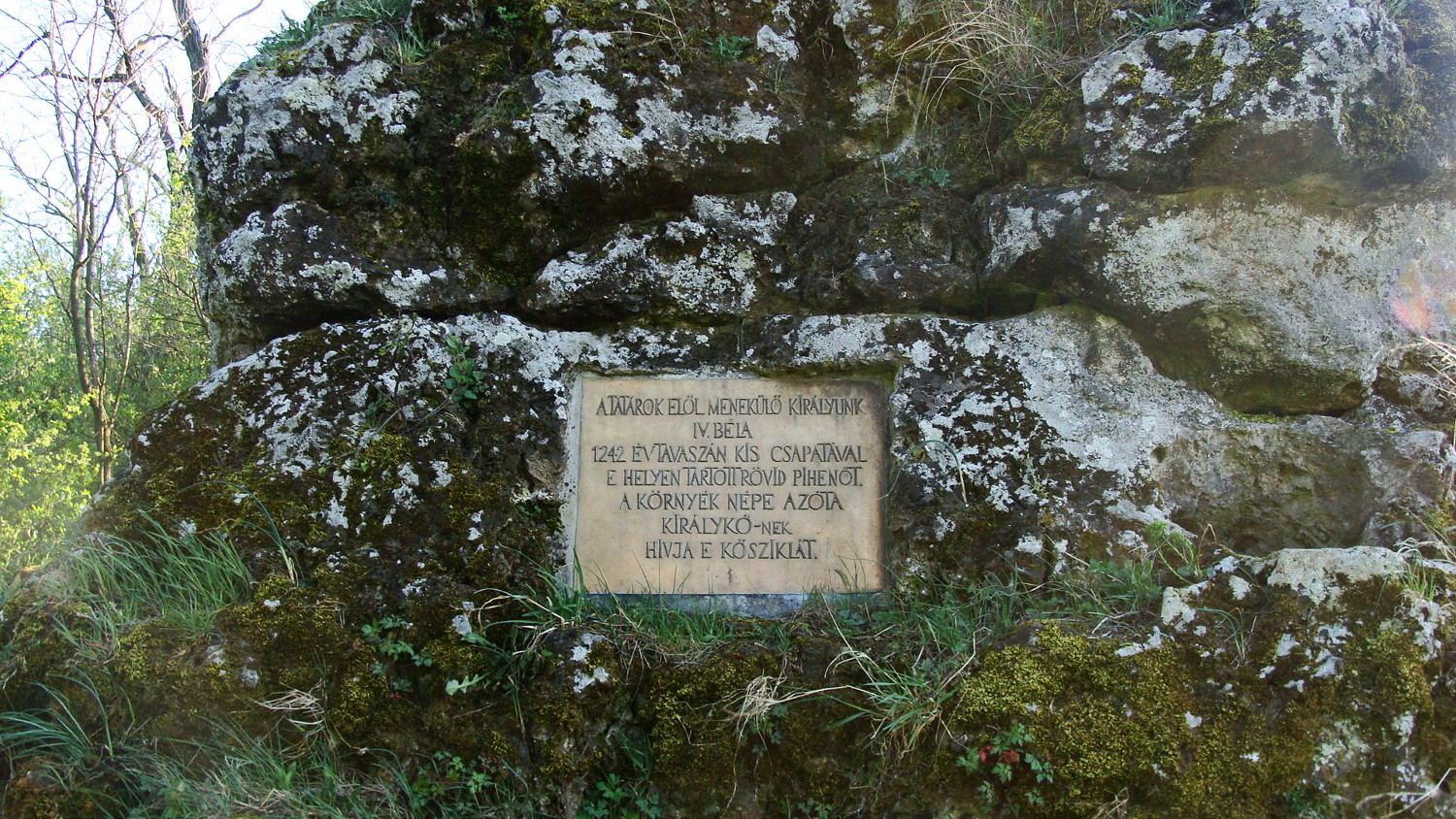 Kissomlyó, emléktábla a Királykőn