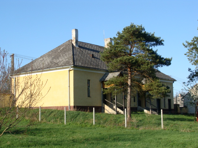 Kissomlyó, régi iskola