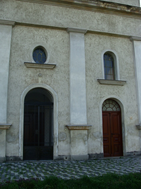 Kissomlyó, templom bajárata