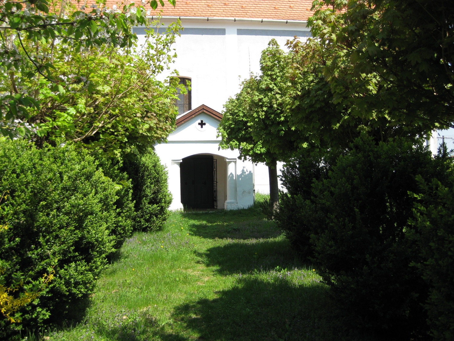 Mencshely, templomkert