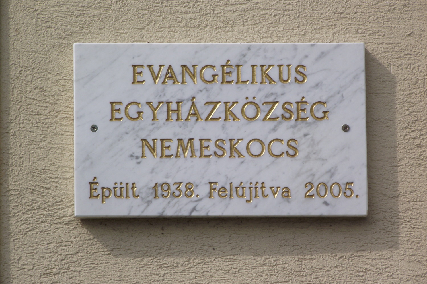 Emléktábla a nemeskocsi otthon falán