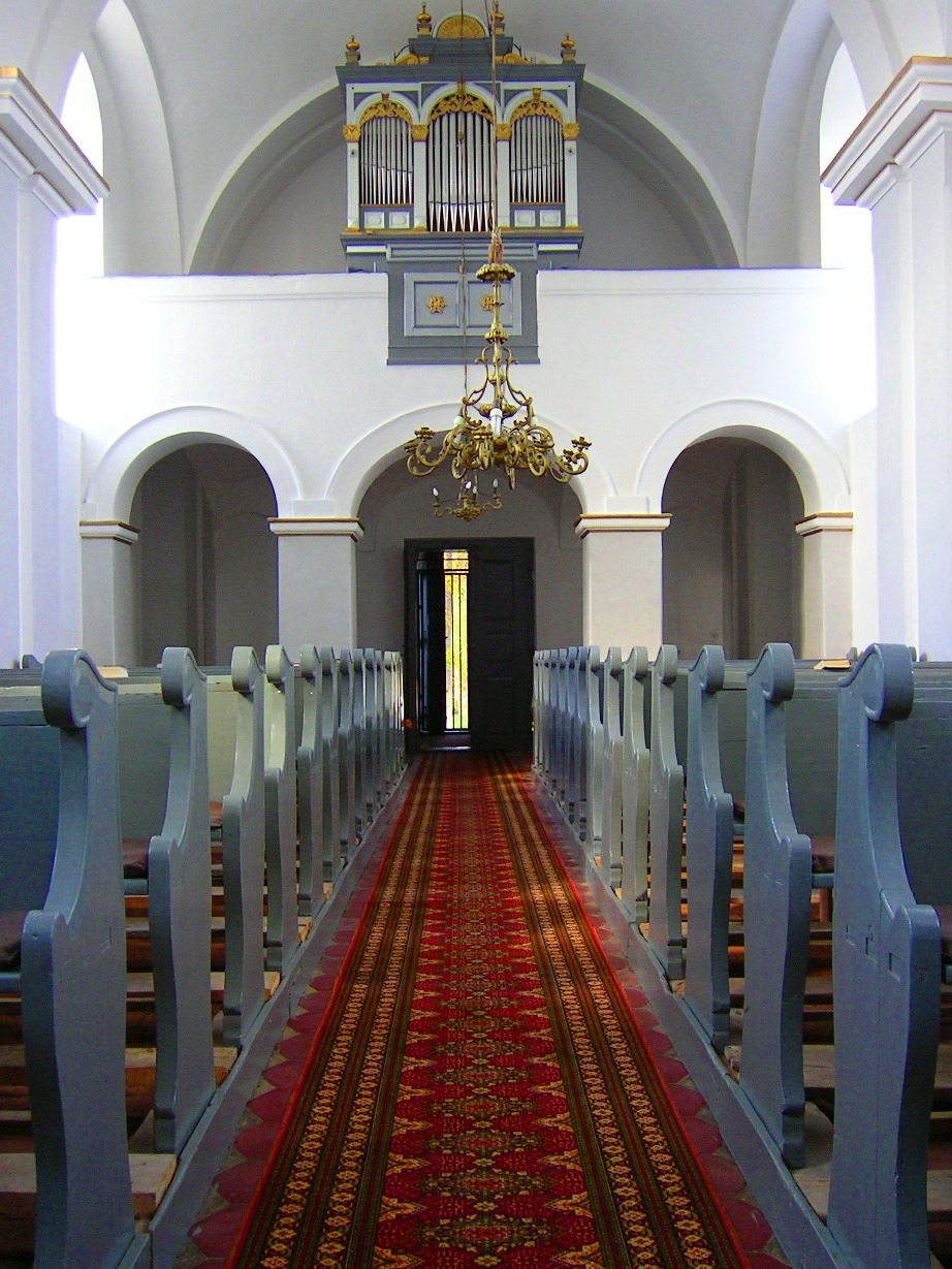 Tési templombelső és orgona