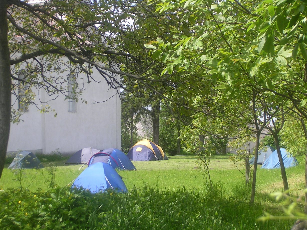 Tés, sátortábor a templomkertben