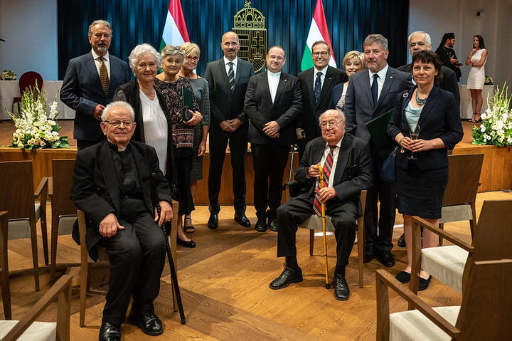 llami elismerseket vehettek t egyhzunk tagjai